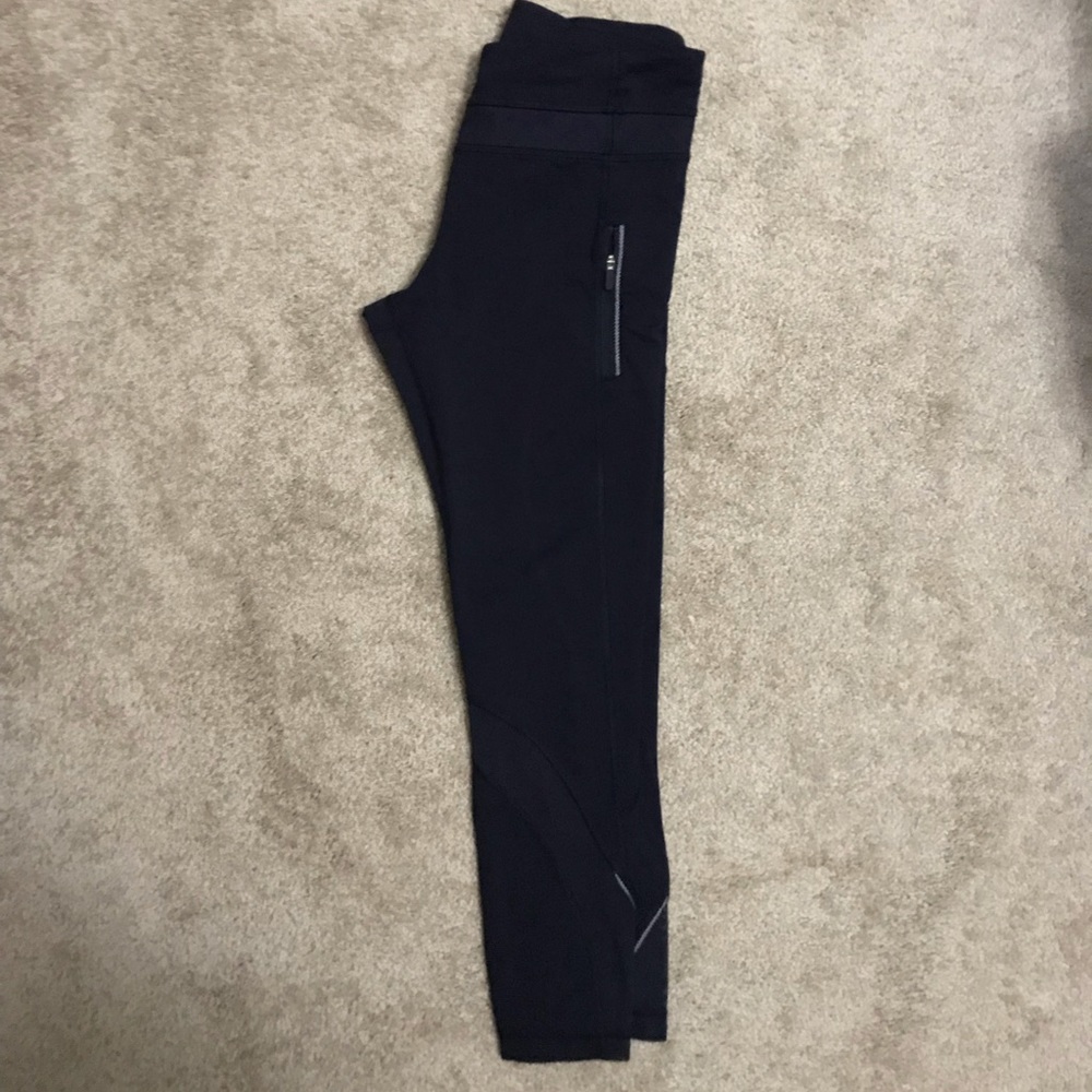 Women’s Lululemon leggings.
